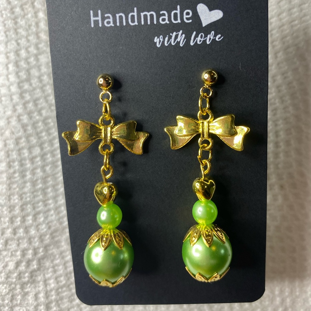 🎅🏻2/$40🎅🏻 Beautiful Handmade Gold and Green Bow Earrings